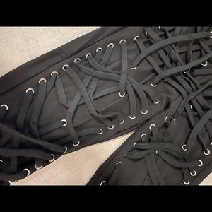 Brand new pants, never worn- size M. They are so cute but they don’t fit 😫